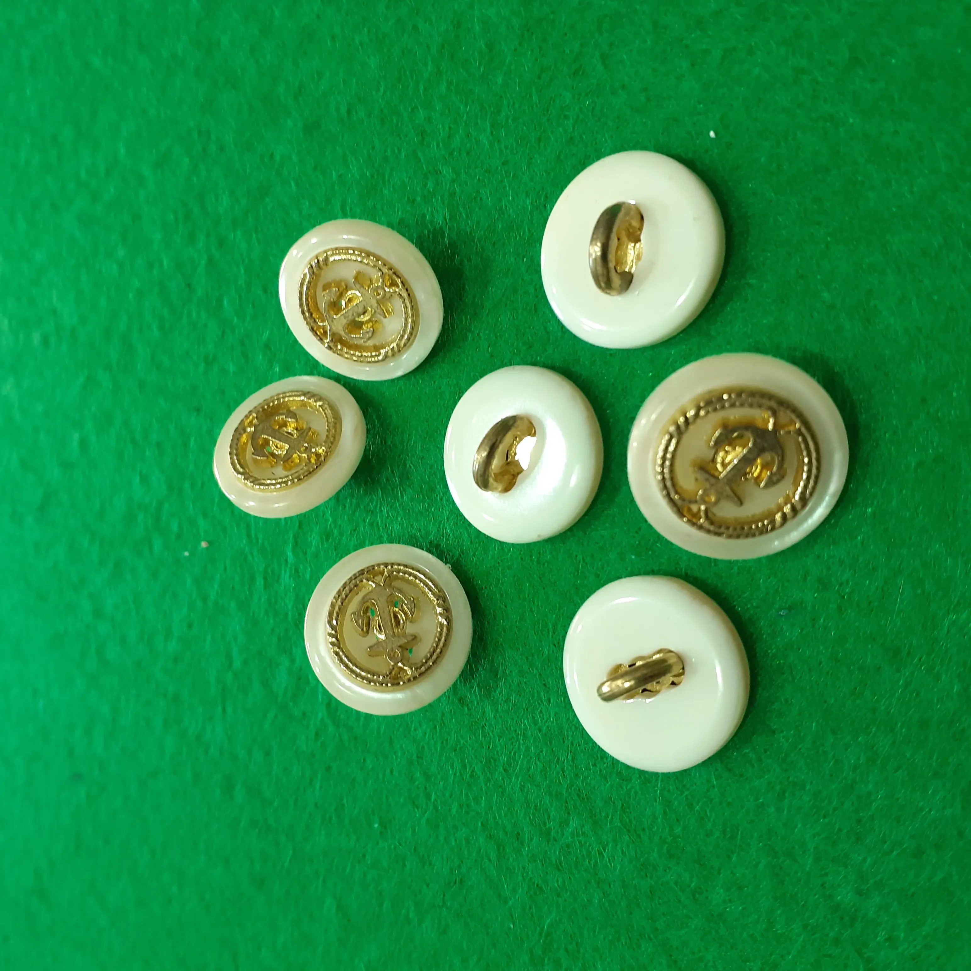 Nastudi de metal image