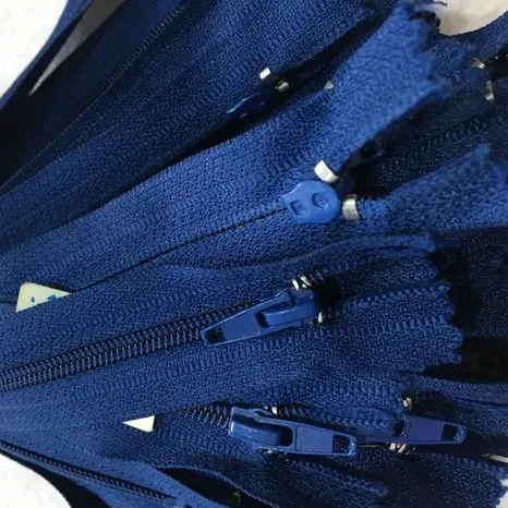 Fermoar plastic pantaloni image